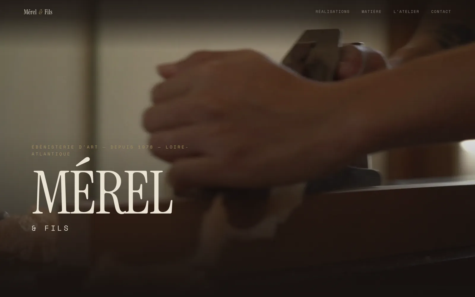 Mérel & Fils · accueil du site, gros plan sur un rabot qui court sur une planche